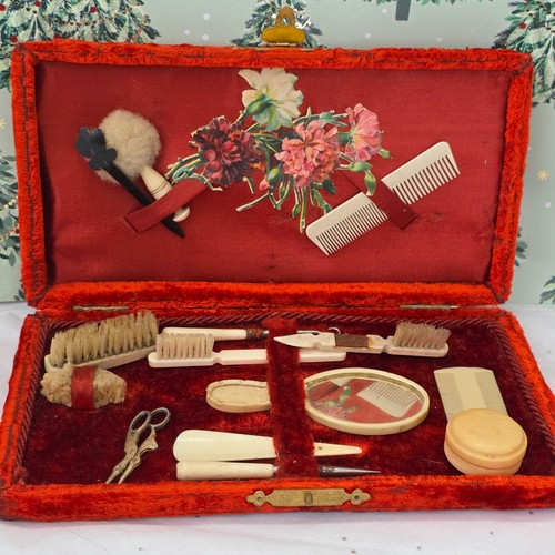 Red velvet doll - vanity, case